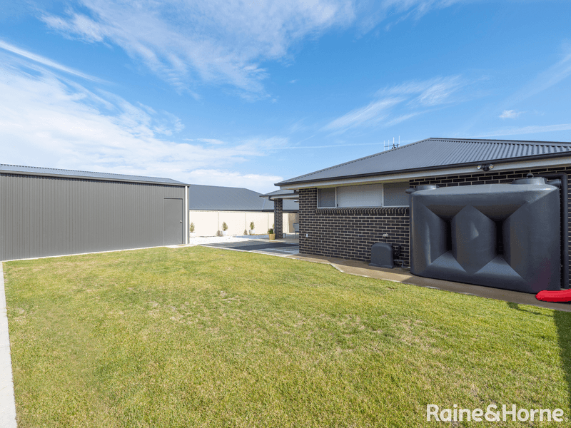 4 Newlands Crescent, KELSO, NSW 2795