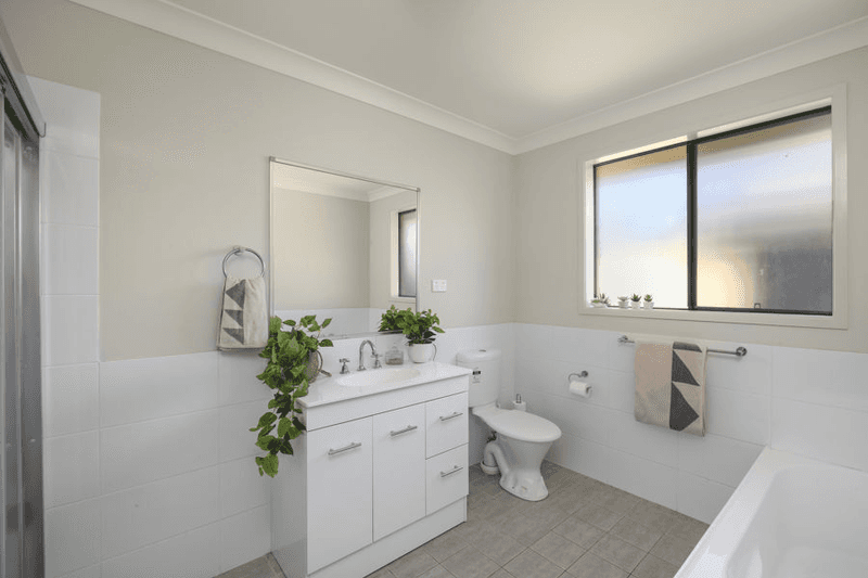 33 REGATTA WAY, SUMMERLAND POINT, NSW 2259