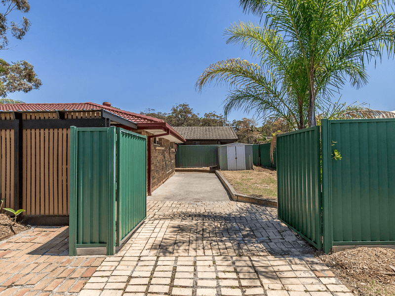 1/3 Robin Joy Close, LABRADOR, QLD 4215