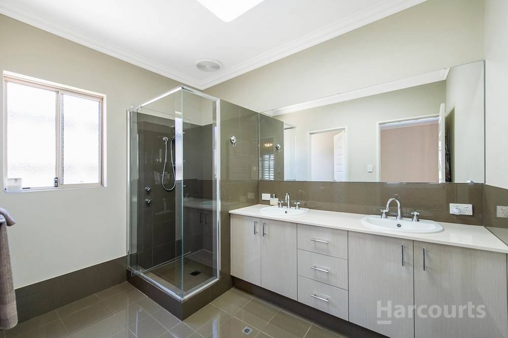 11 Jennerae Bend, HALLS HEAD, WA 6210