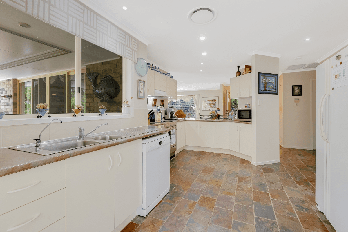 11 Champagne Drive, TWEED HEADS SOUTH, NSW 2486