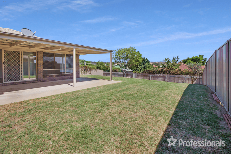 24 Kaloona Drive, Bourkelands, NSW 2650