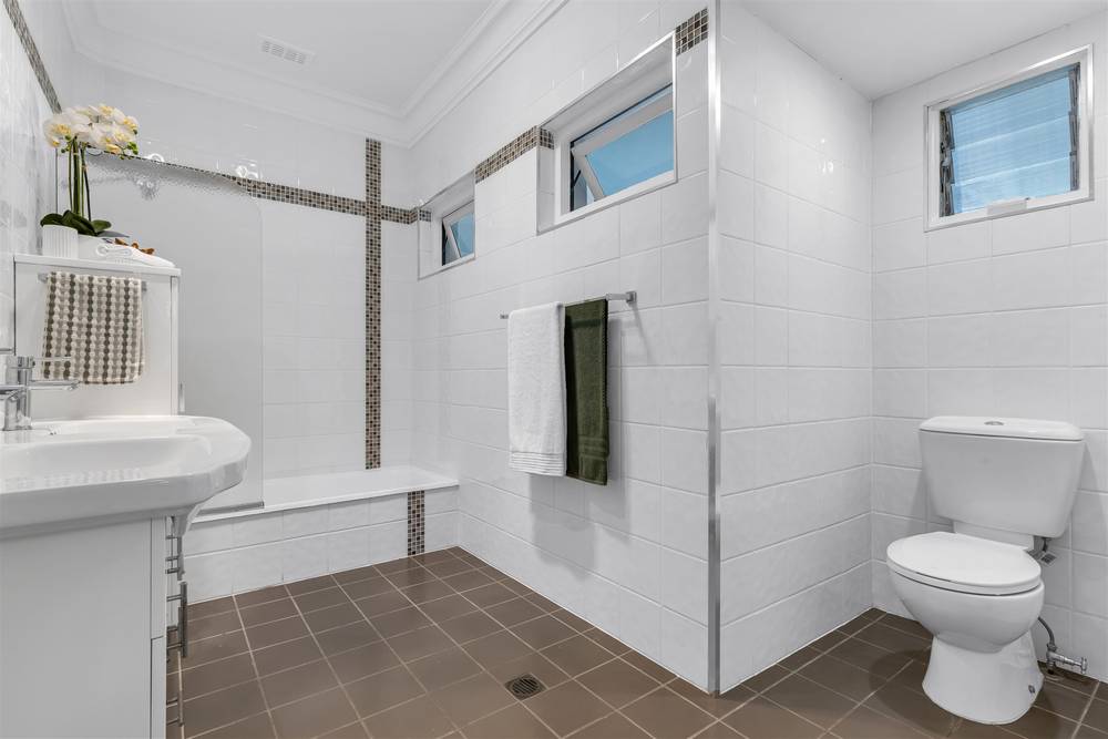 7 Rolle Street, HOLLAND PARK WEST, QLD 4121
