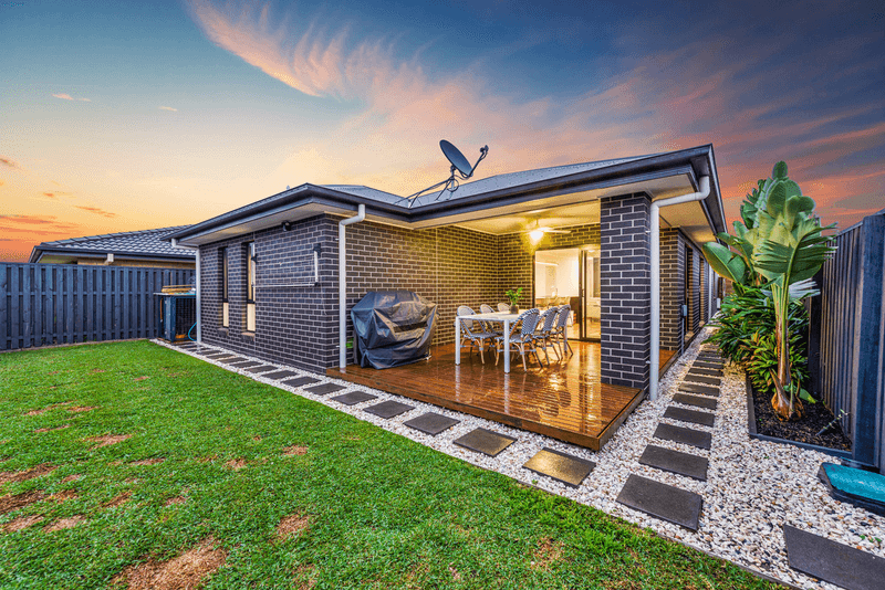 8 Lindeman Circuit, PIMPAMA, QLD 4209