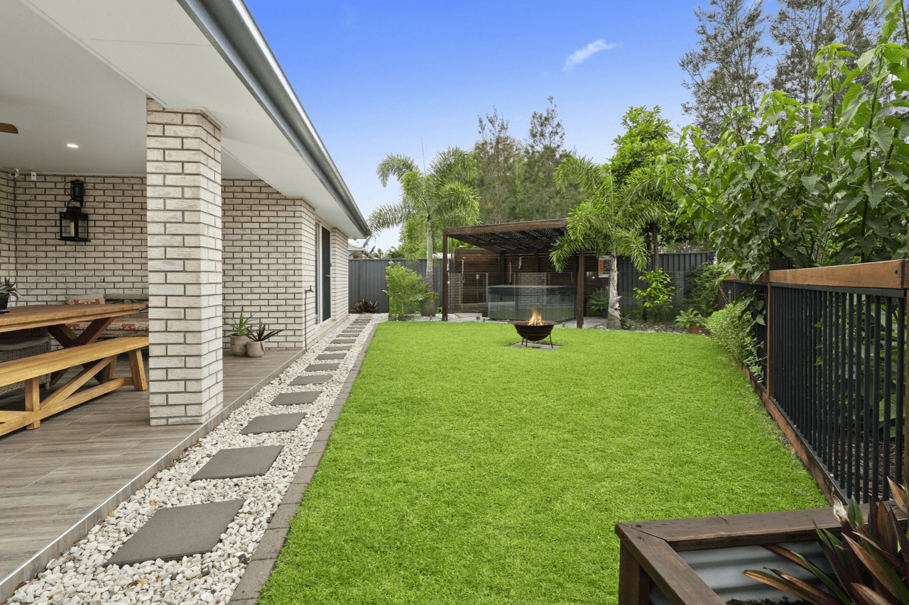 21 Adam Street, BEACHMERE, QLD 4510