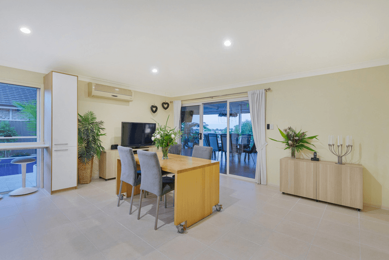 9 Charlton Crescent, ORMEAU, QLD 4208