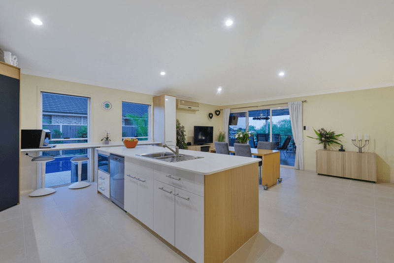 9 Charlton Crescent, ORMEAU, QLD 4208