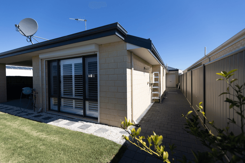 10 Commodore Avenue, Clarkson, WA 6030