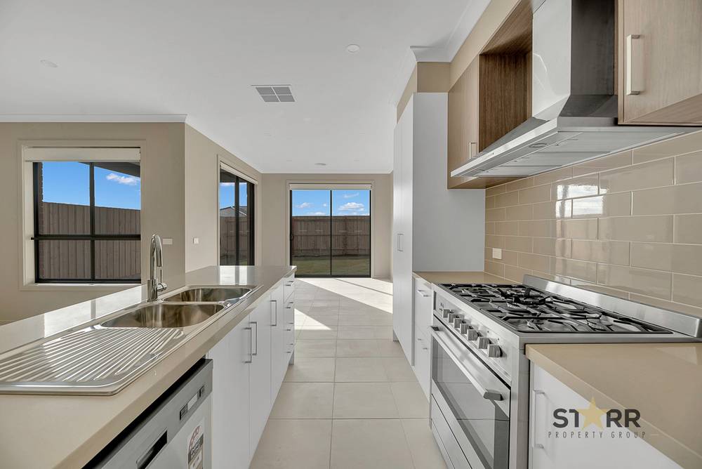 3 WARREN STREET, THORNHILL PARK, VIC 3335