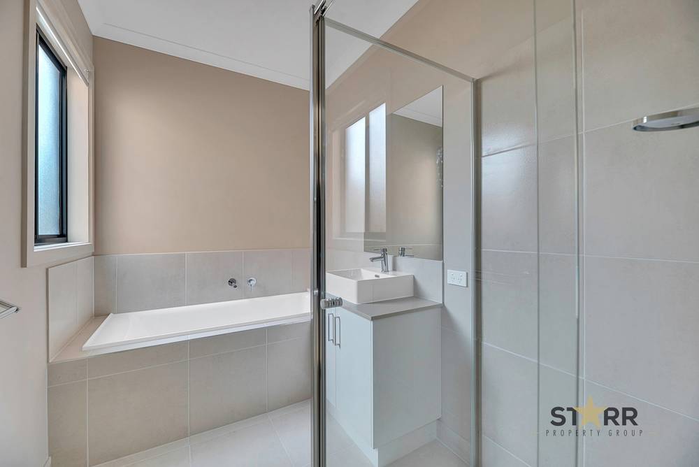 3 WARREN STREET, THORNHILL PARK, VIC 3335