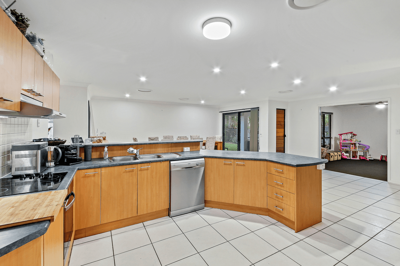 4 Madison Close, BUDERIM, QLD 4556