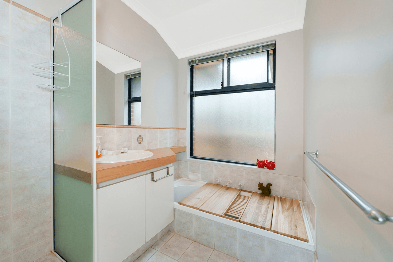 28 Oakfield Gardens,, PARMELIA, WA 6167