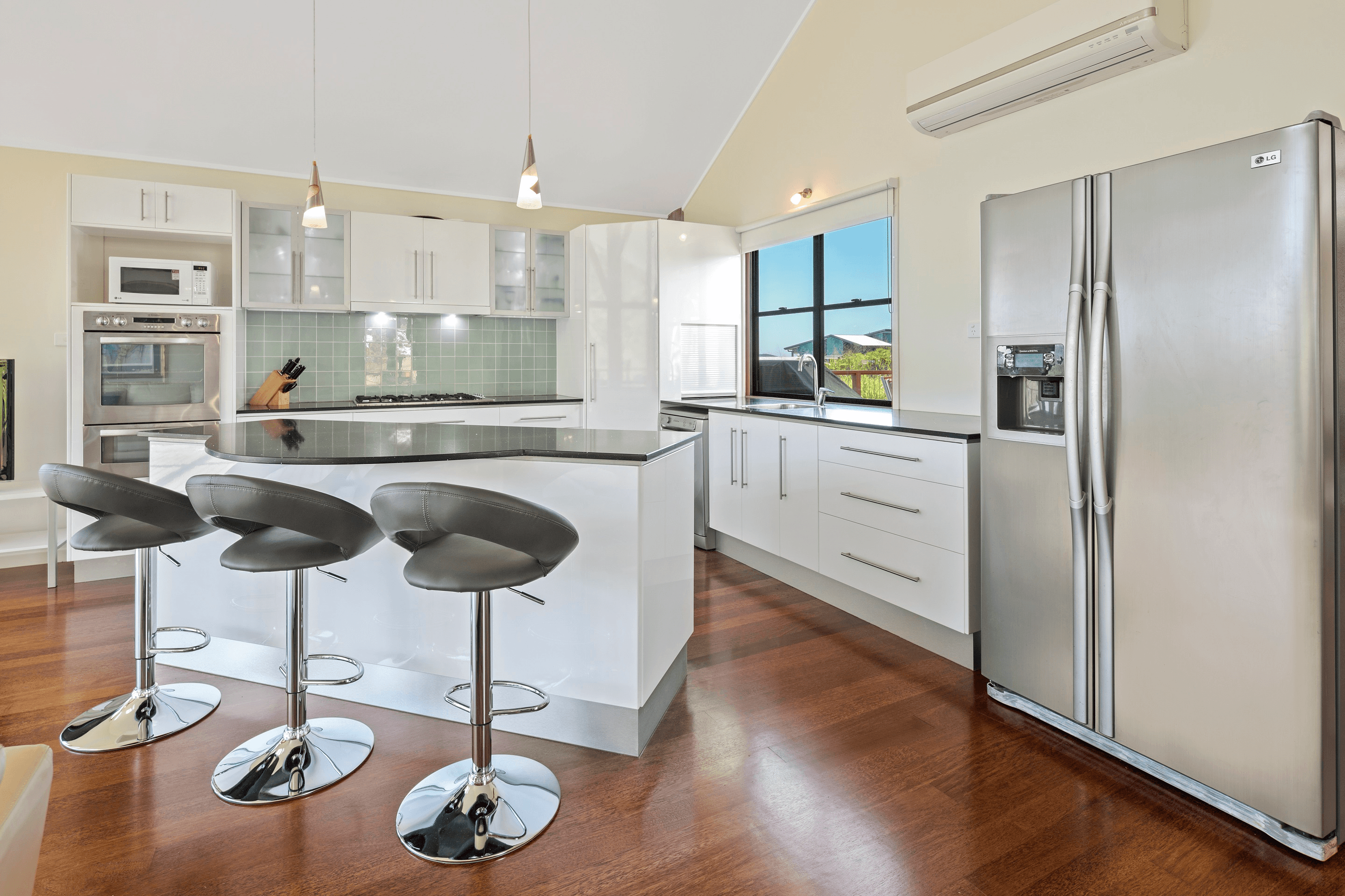 26 Roseric Crescent, HIDEAWAY BAY, QLD 4800