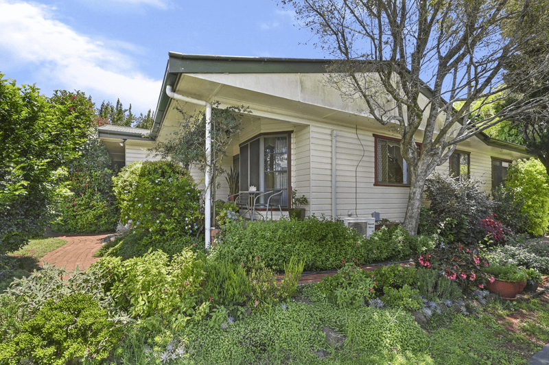 19 Talinga St, Mount Lofty, QLD 4350