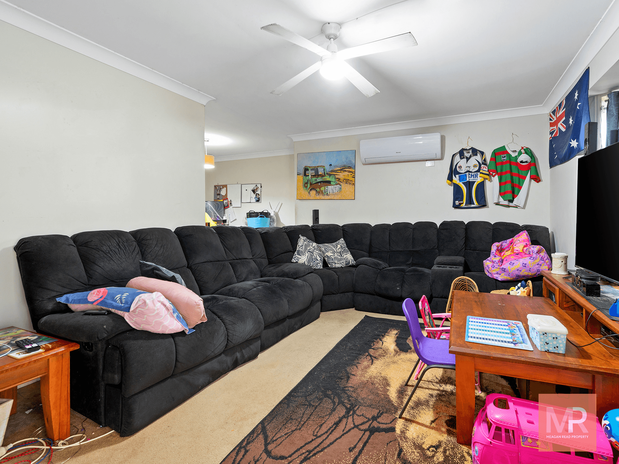 11 Riseborough Crescent, CRESTMEAD, QLD 4132