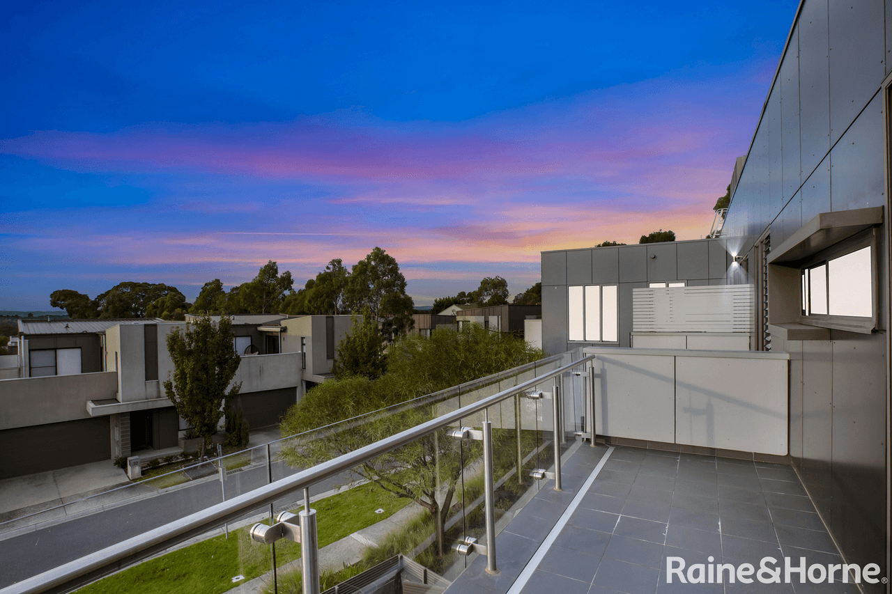 215/8 YARRA BING Crescent, BURWOOD, VIC 3125