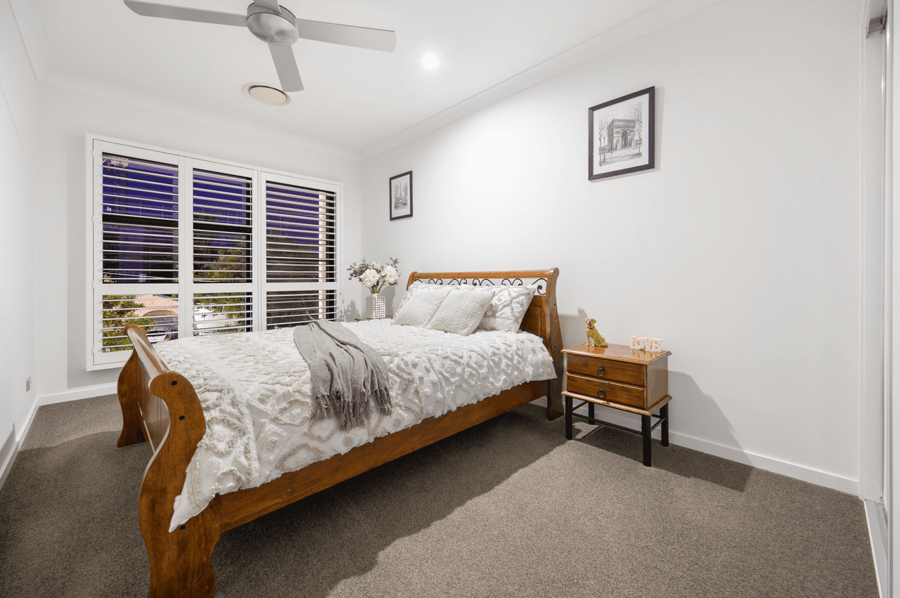 2/54 Milton Avenue, PARADISE POINT, QLD 4216