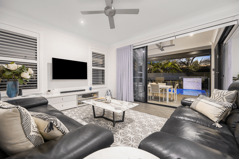 2/54 Milton Avenue, PARADISE POINT, QLD 4216