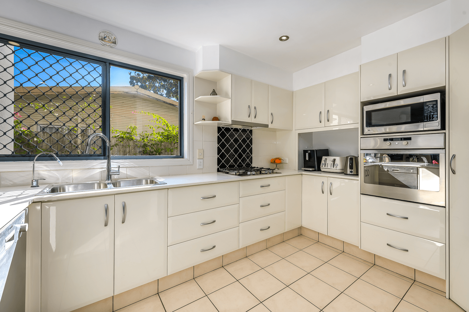 2/76 Falconer Street, SOUTHPORT, QLD 4215