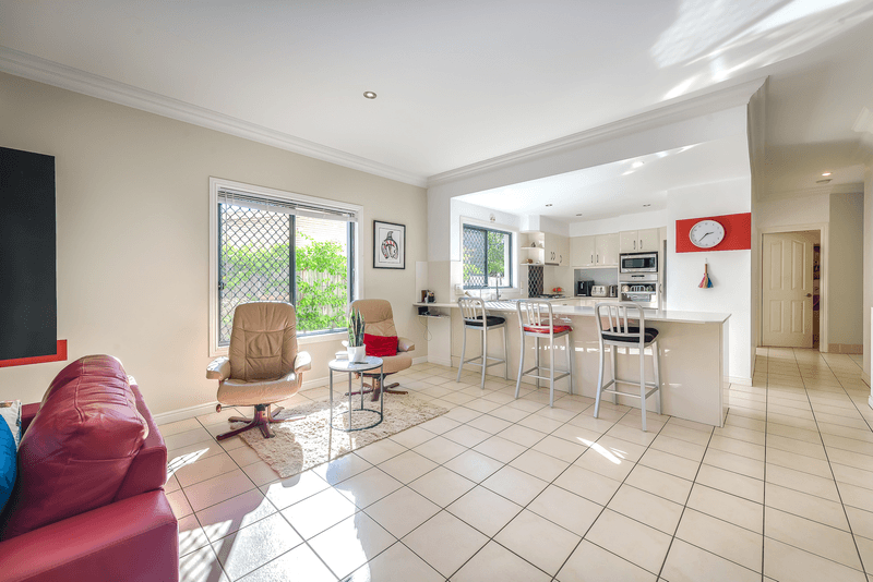 2/76 Falconer Street, SOUTHPORT, QLD 4215