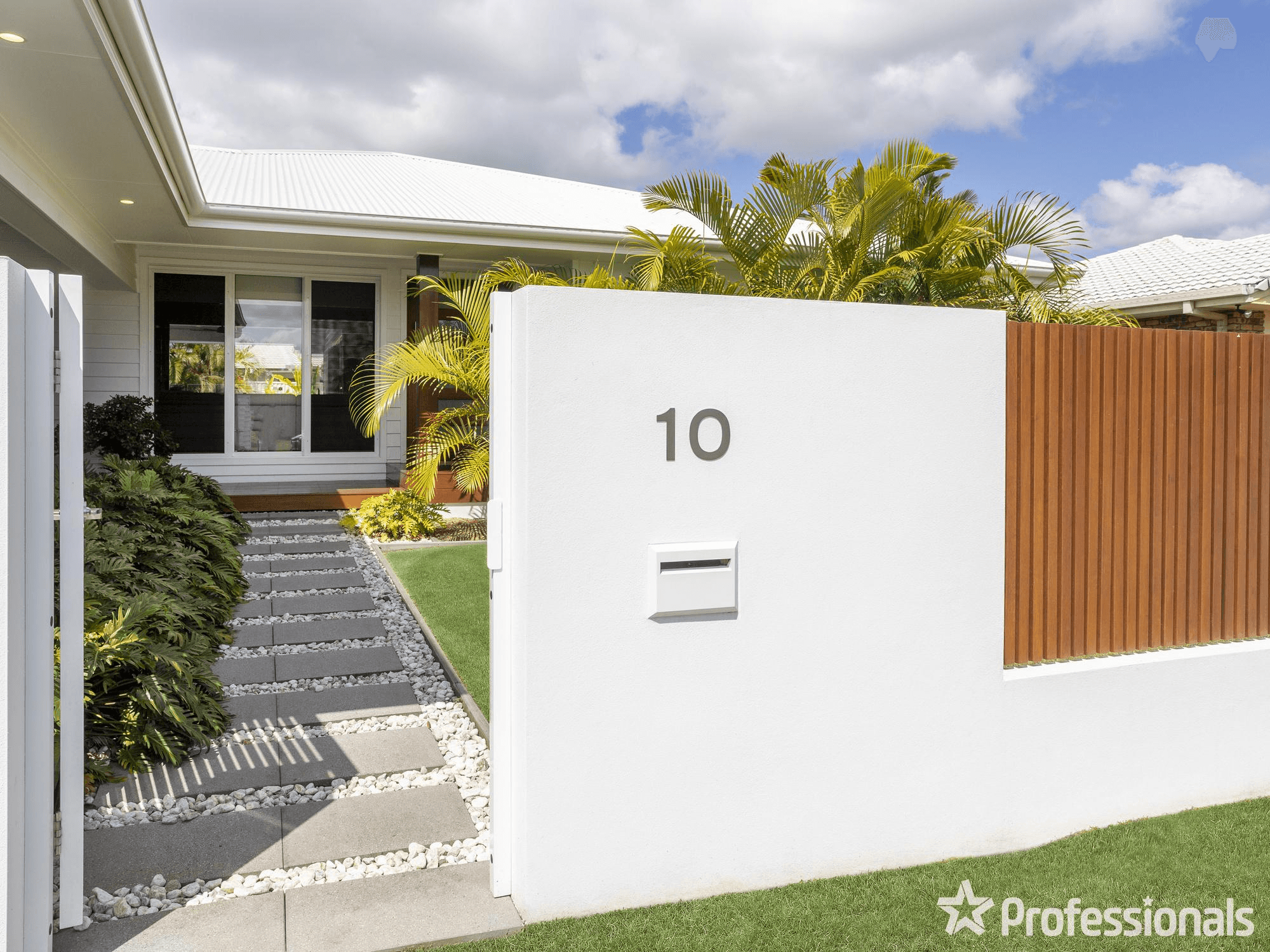 10 Cuckoo Crescent, BURLEIGH WATERS, QLD 4220