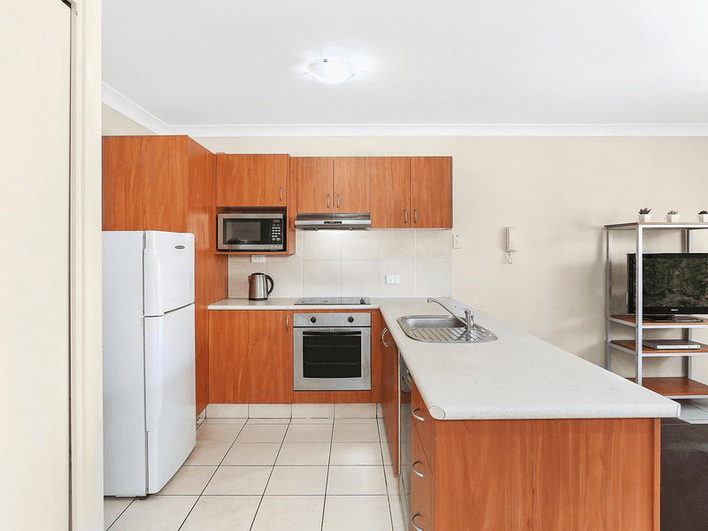 7 Brown St, LABRADOR, QLD 4215