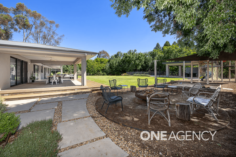 102 MITCHELL ROAD, LAKE ALBERT, NSW 2650