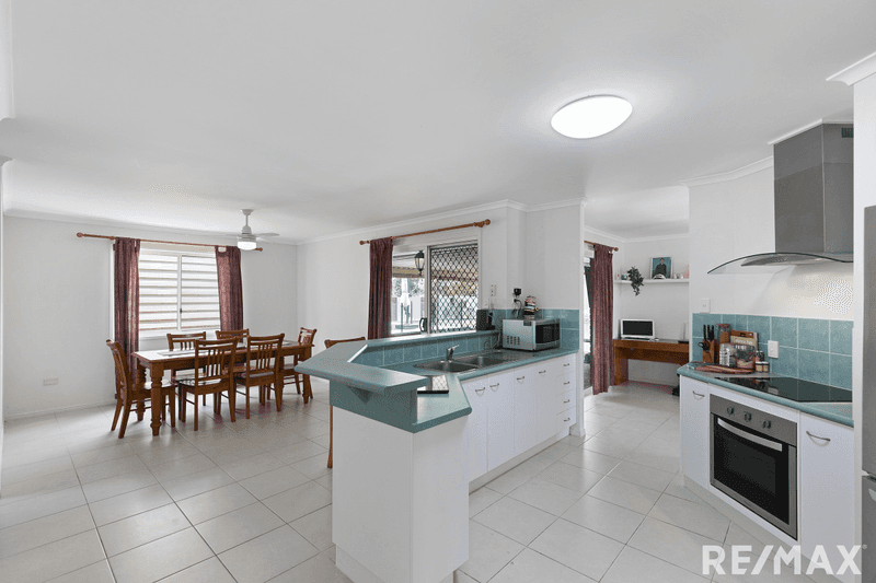 14 Currawong Court, ELI WATERS, QLD 4655