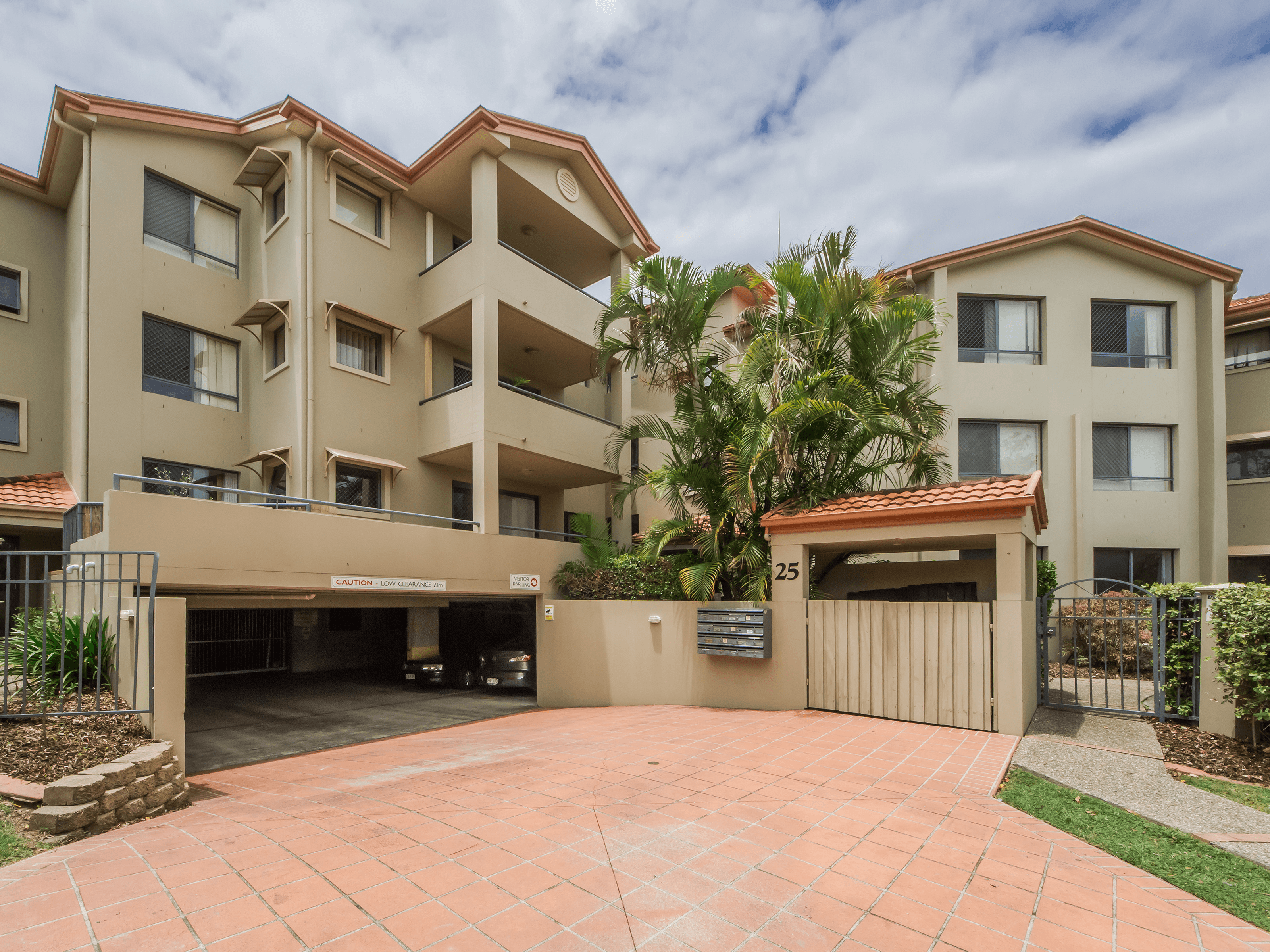 4/25 Chester Terrace, SOUTHPORT, QLD 4215