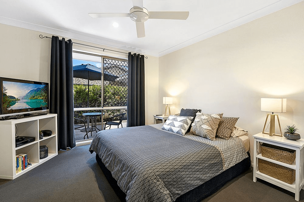 2/14 Freeman Street, Labrador, Qld 4215