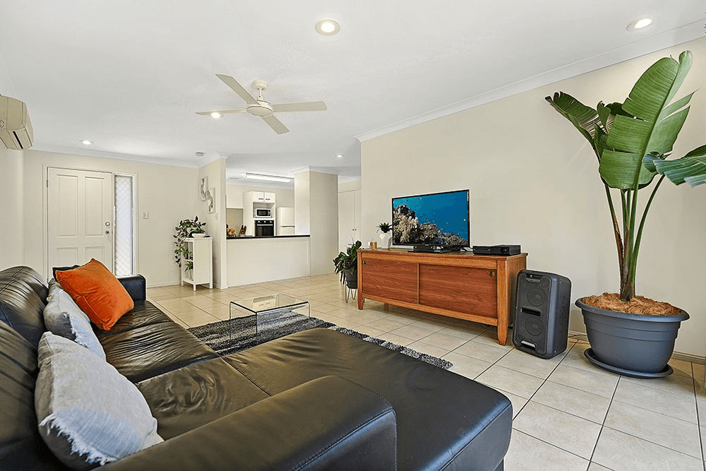 2/14 Freeman Street, Labrador, Qld 4215