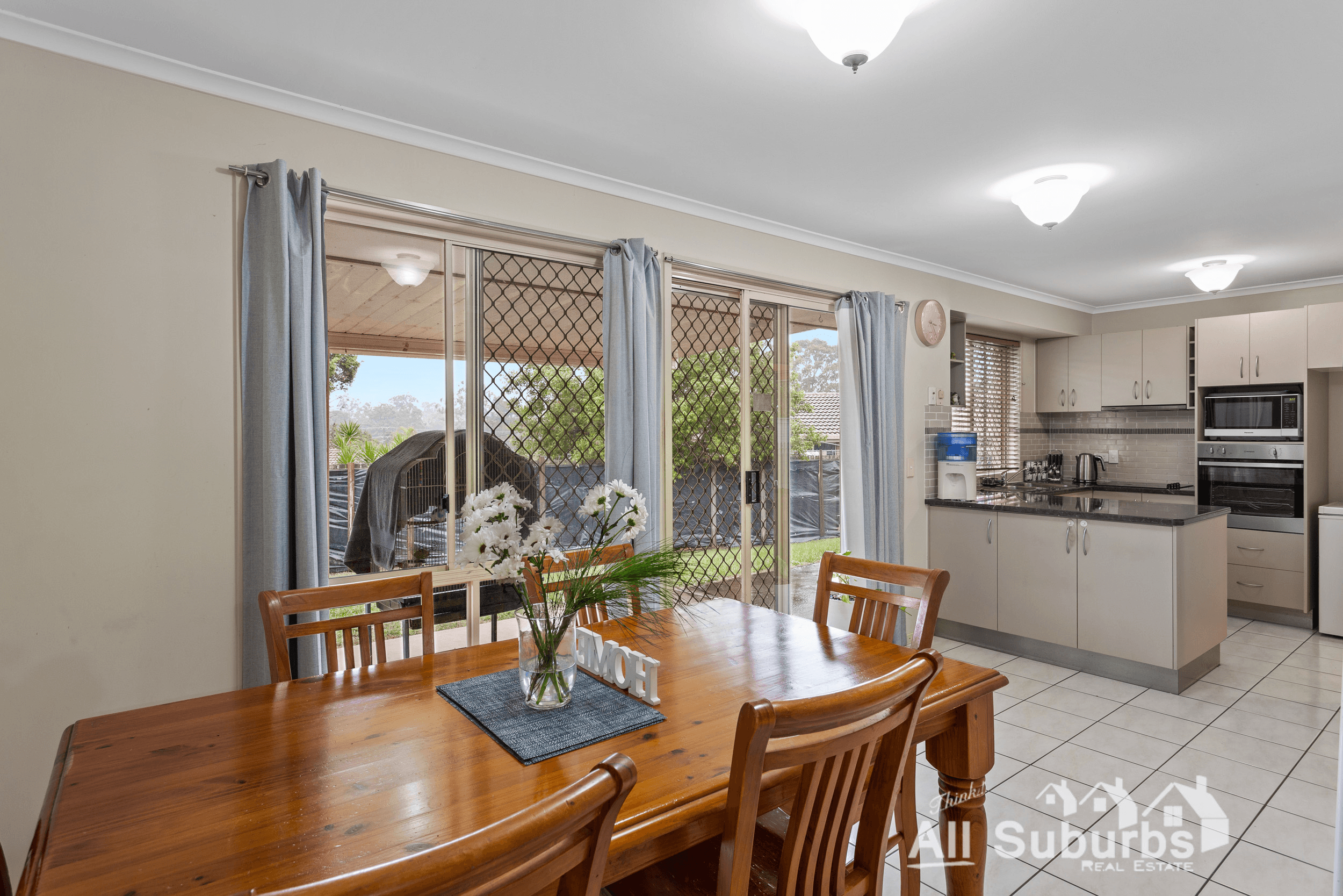 8 Stacey Court, CRESTMEAD, QLD 4132