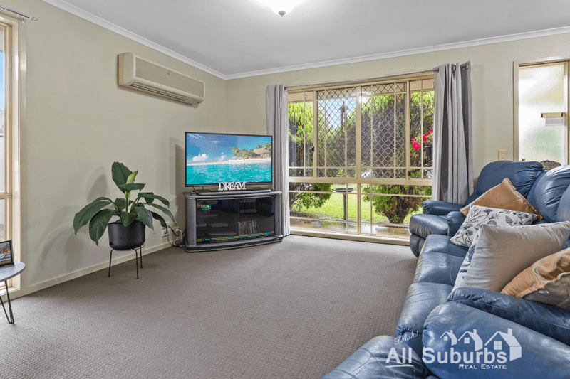 8 Stacey Court, CRESTMEAD, QLD 4132