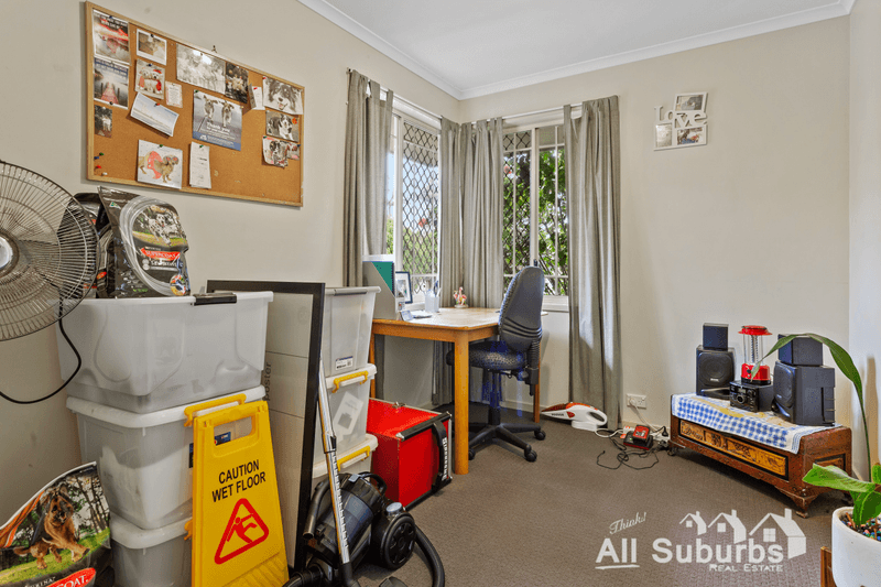 8 Stacey Court, CRESTMEAD, QLD 4132