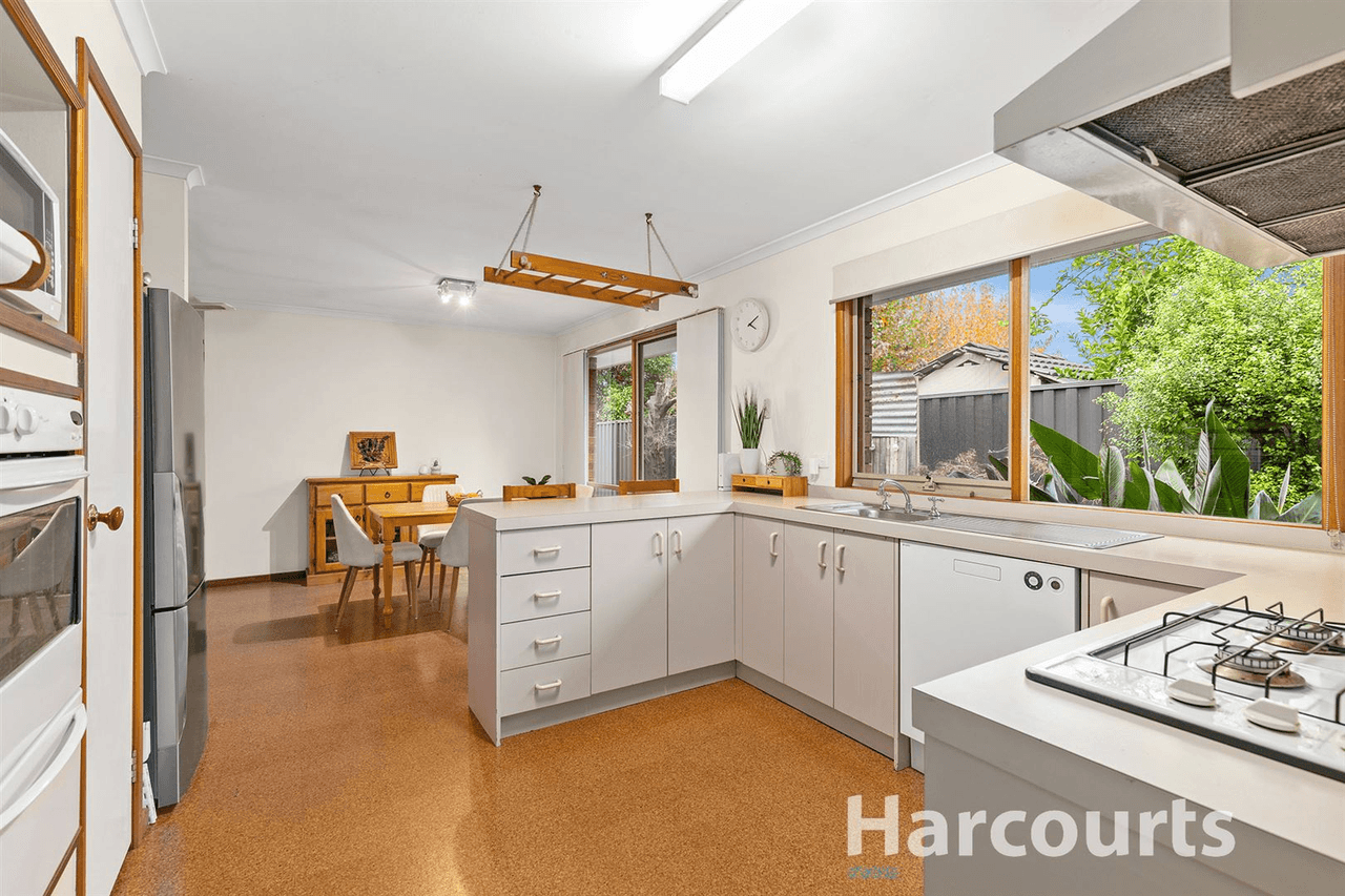 32  Chamberlain Drive, KILSYTH SOUTH, VIC 3137