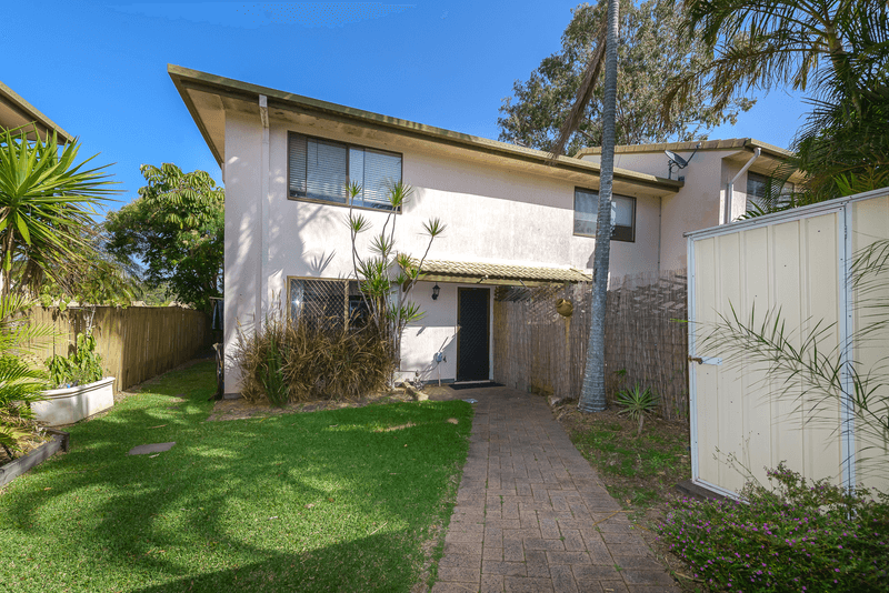 71 Olsen Avenue, LABRADOR, QLD 4215