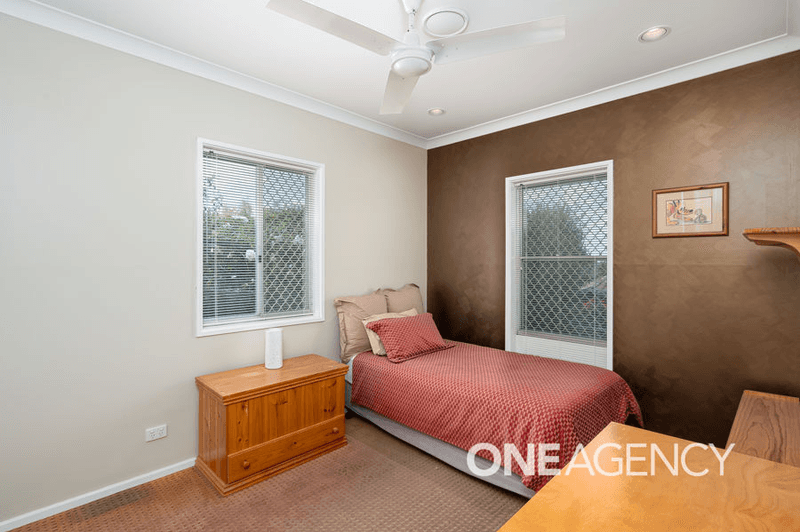 5 RALEIGH PLACE, KOORINGAL, NSW 2650