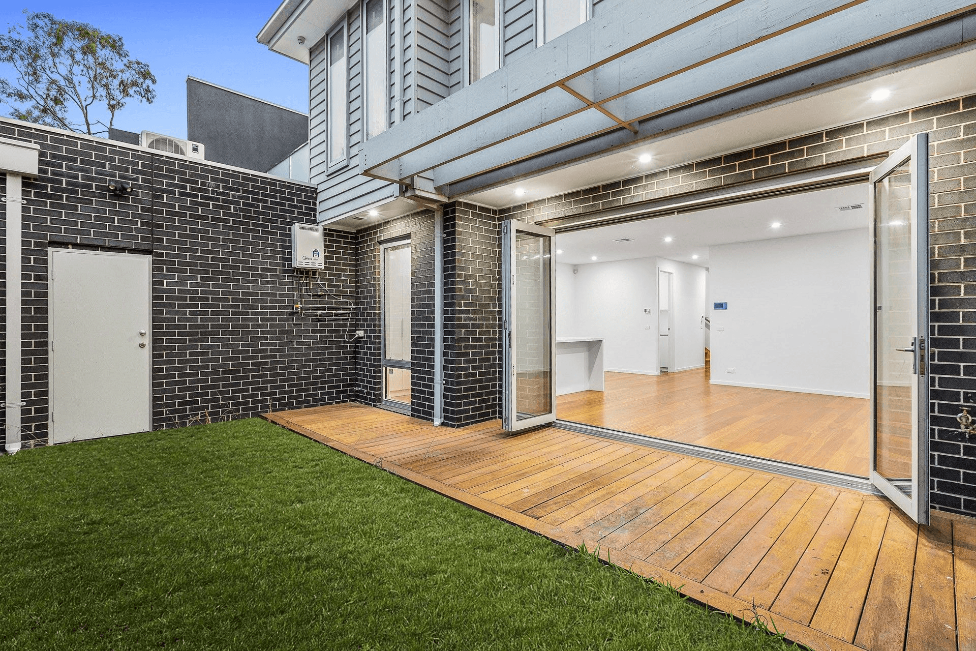 2/4 Carmen Street, Newport, VIC 3015