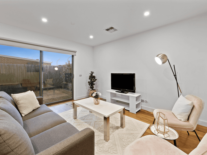 2  Loch Crescent, STRATHMORE, VIC 3041