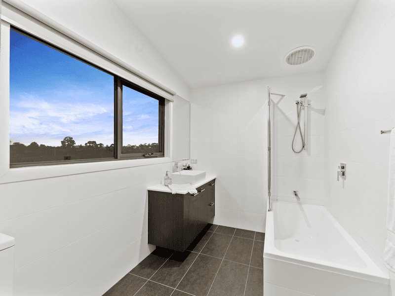 2  Loch Crescent, STRATHMORE, VIC 3041