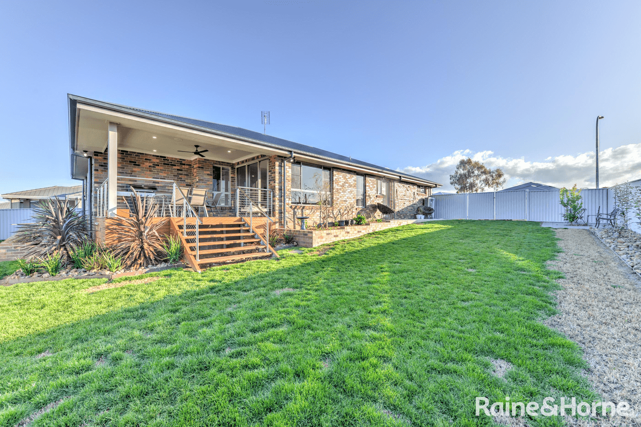 8 Mustang Close, TAMWORTH, NSW 2340