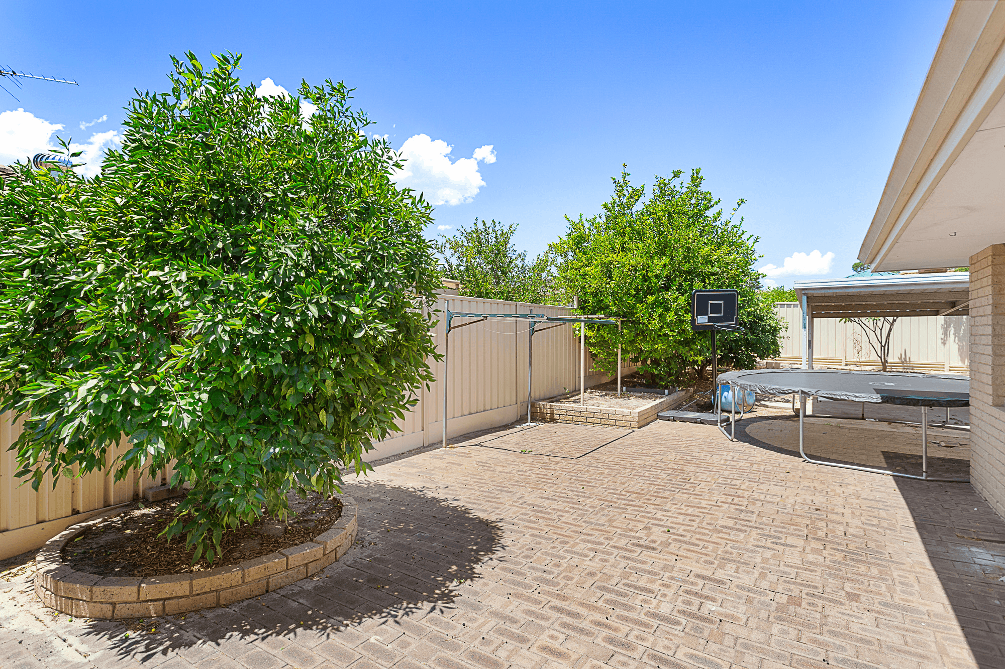 34 Le Grand Gardens, MARANGAROO, WA 6064