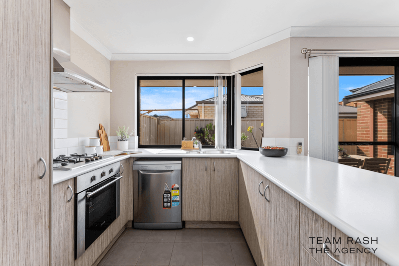 25/11 Hazlett Way, Canning Vale, WA 6155