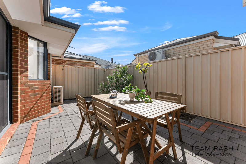 25/11 Hazlett Way, Canning Vale, WA 6155