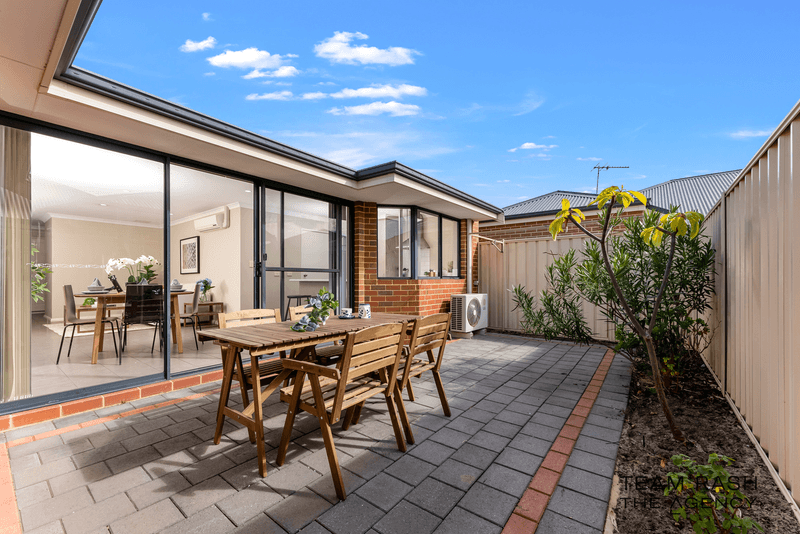 25/11 Hazlett Way, Canning Vale, WA 6155