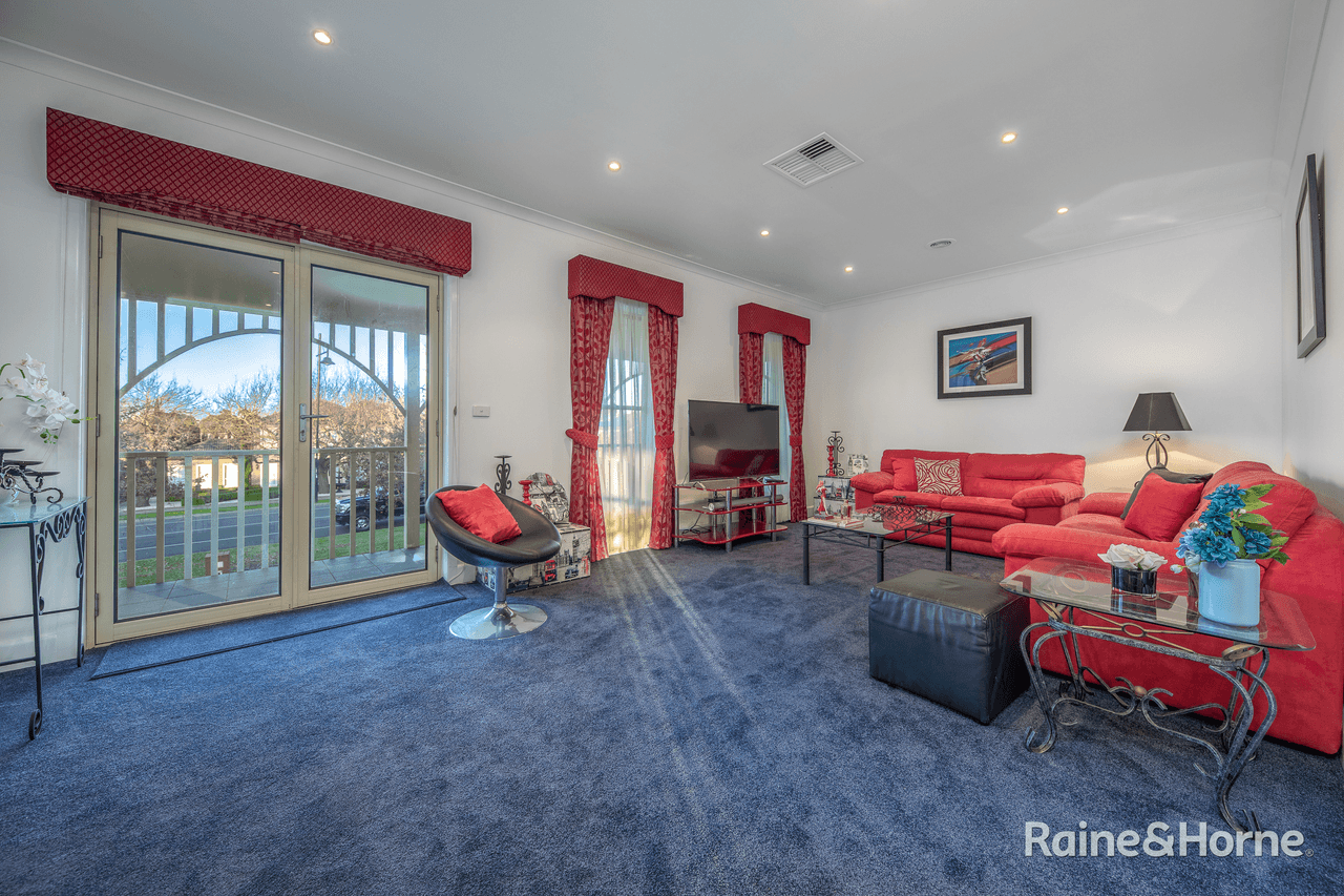 6 The Avenue, SUNBURY, VIC 3429