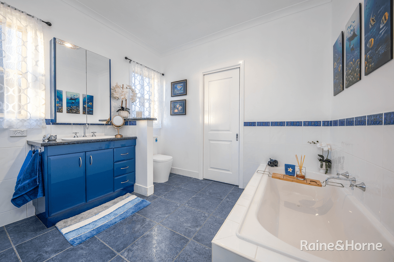 6 The Avenue, SUNBURY, VIC 3429