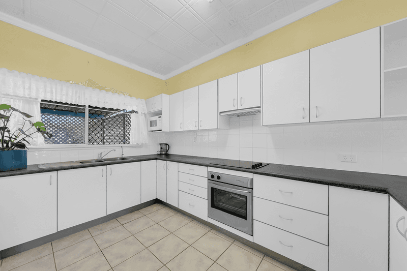 53 Collins Street, WOODY POINT, QLD 4019