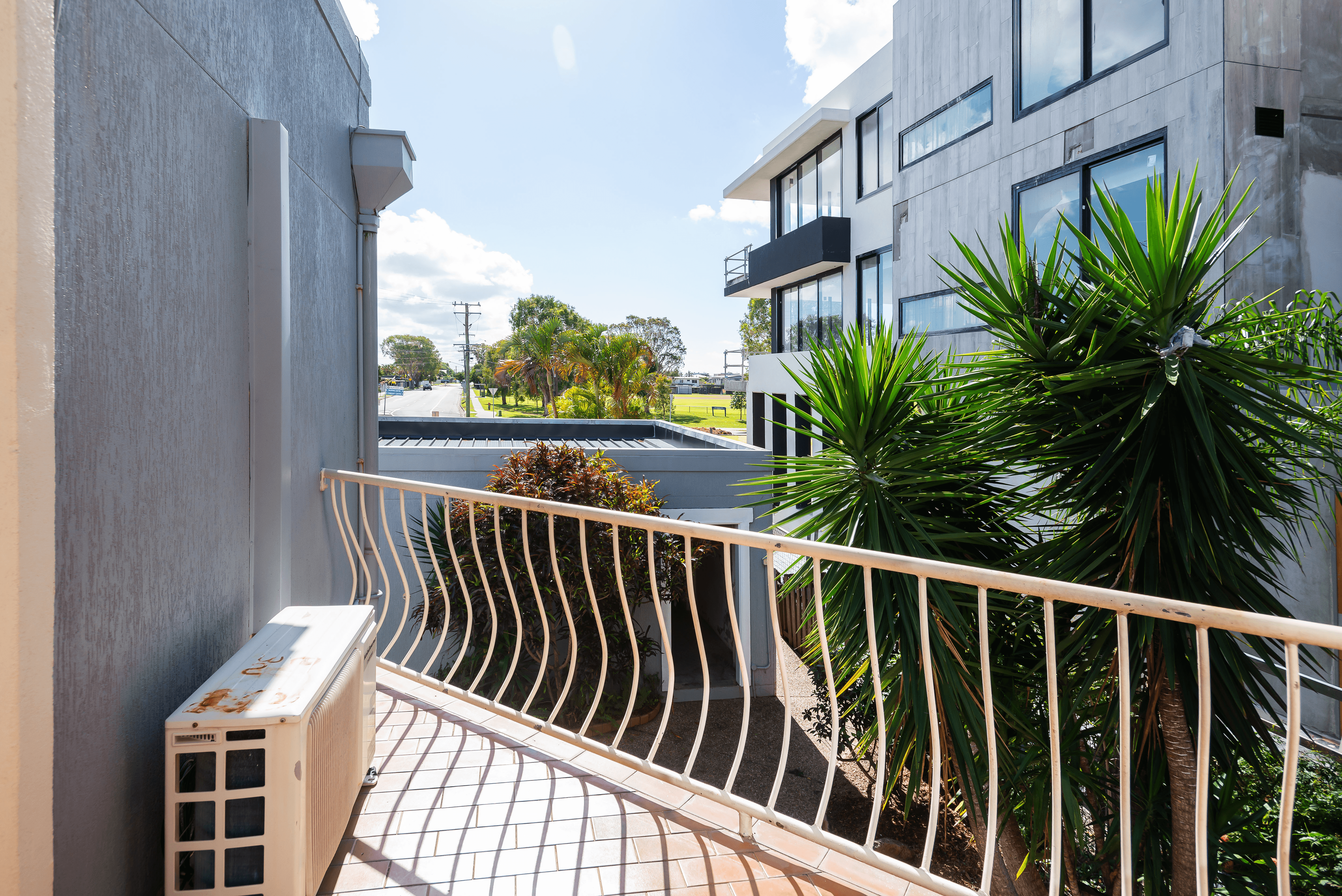 1/52 Falkinder Avenue, PARADISE POINT, QLD 4216