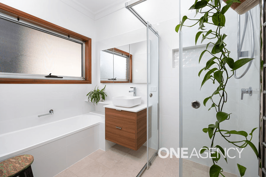 1 ANDREWS AVENUE, KOORINGAL, NSW 2650